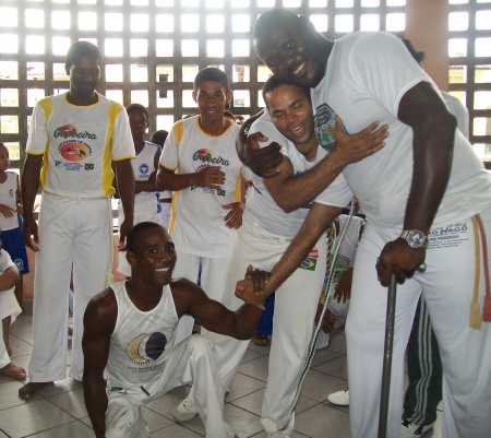 Tony Ramos recebendo sua graduação de professor de capoeira 2º nivel